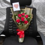 Buket Bunga Mawar Merah Fresh Kertas Gold Hadiah Wisuda