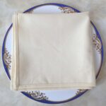 Napkin Damask Warna Offwhite Polos, Pilihan Terbaik untuk Hotel dan Restoran